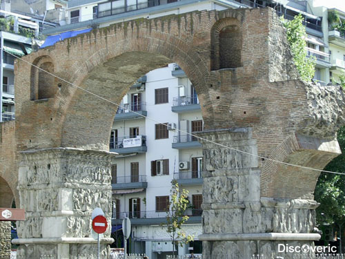 Арка и дворец Галерия