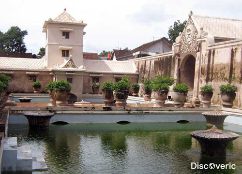 Таман Сари - замок на воде